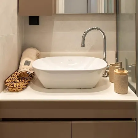 Thessalonian I - 2 Steps From White Tower Салоники